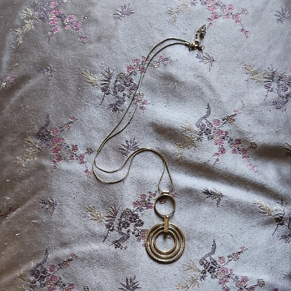 Elegant Gold Pendant Necklace